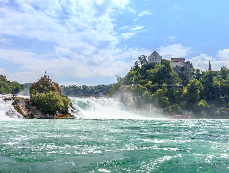 Schöne Landschaft mit kleinem Wasserfall