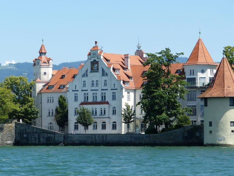 Radgruppe auf Radweg neben dem See