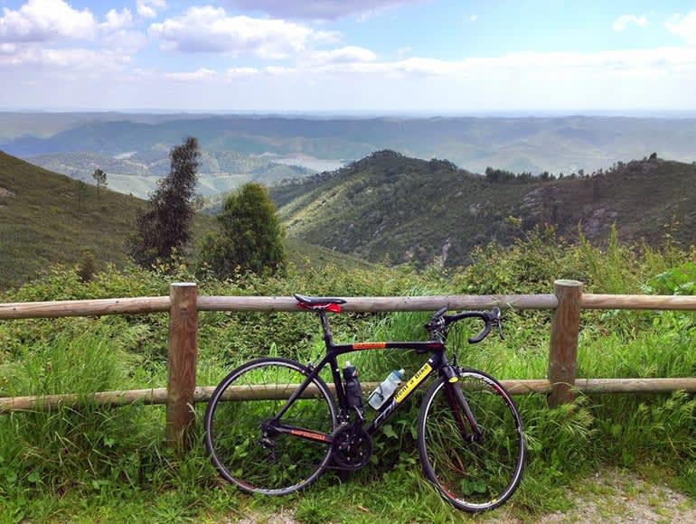 Straße in der Nähe des Zauns. Erstaunliche Sehenswürdigkeiten in Backroads in Bike Trips in Portugal | MegaSport Travel
