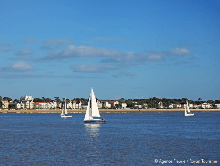 Hermoso paisaje de un acantilado y un océano | MegaSport Travel