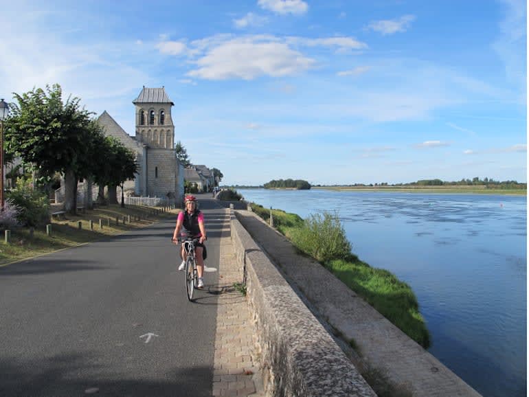 Ciclismo junto al río | MegaSport Travel