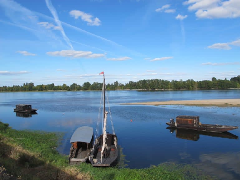 Pequeña playa con barcos tiempo relajante | MegaSport Travel