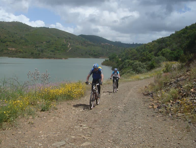 Cerca de los lugares de interés del río en bicicleta: hacer MTB en Algarve | MegaSport Travel