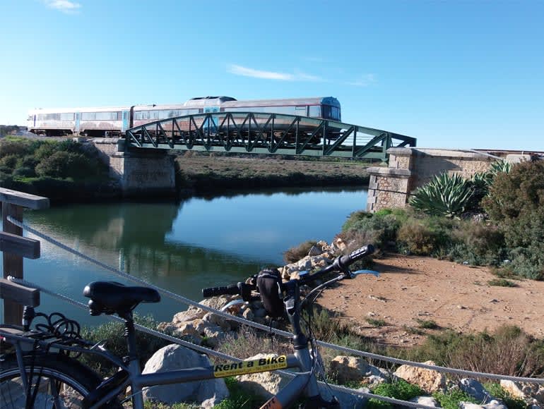 Vista del puente del tren en tour en bicicleta: Vacaciones en Portugal Algarve | MegaSport Travel