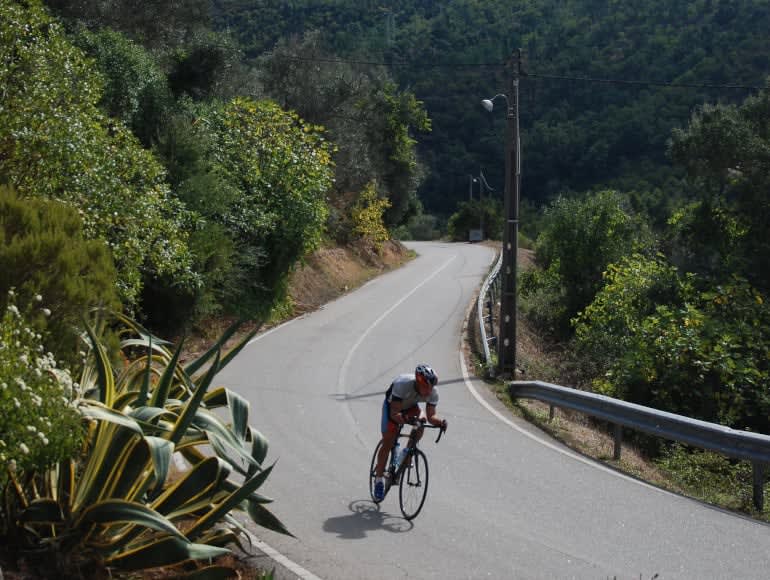 Carreteras secundarias con un campo | MegaSport Travel

