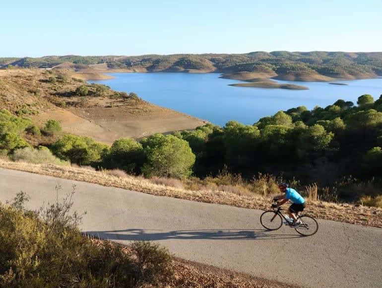 Ciclismo de carretera con vistas, presa de Arade | MegaSport Travel