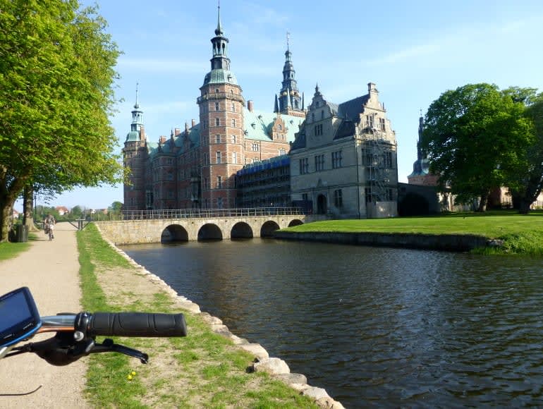 Faire du vélo à côté de la rivière et de la cathédrale | MegaSport Travel