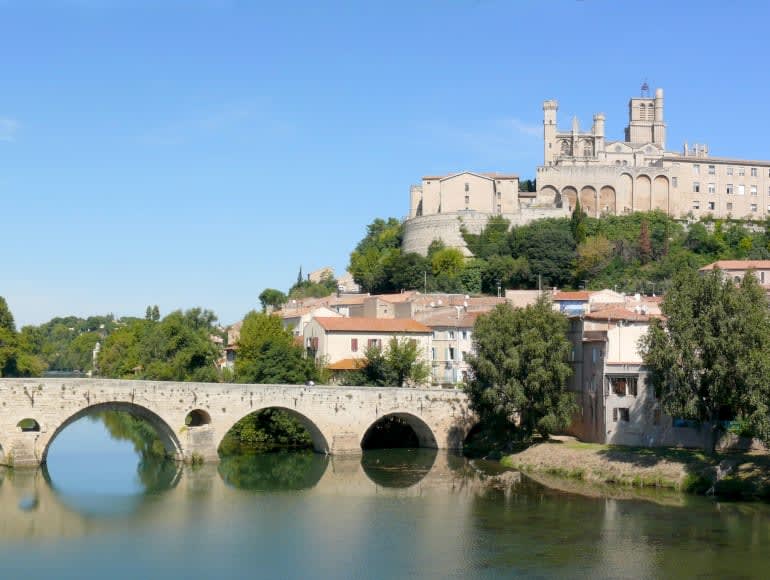 Architecture de la ville et vue sur le château | MegaSport Travel