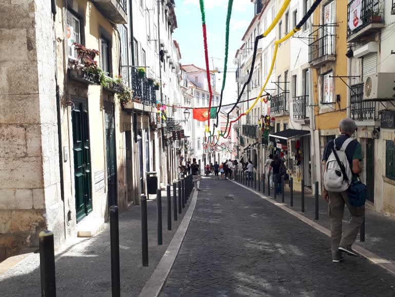 pedalando tra i quartieri tipici, alfama, bairro alto
