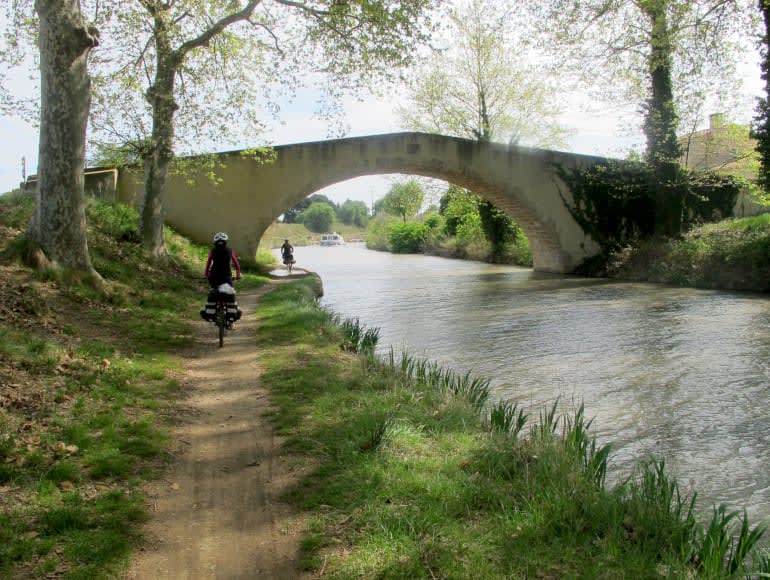 Cycling next to Midi's canal | MegaSport Travel