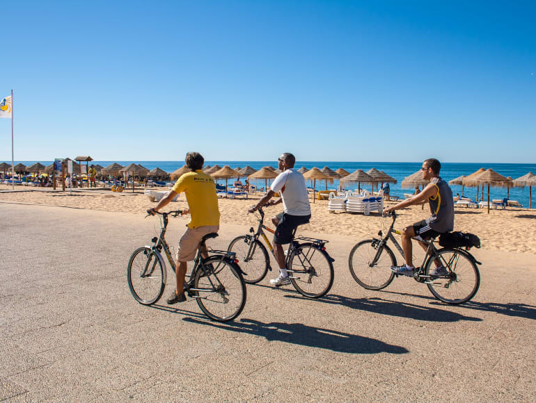 Fietsen op de stoep naast het strand