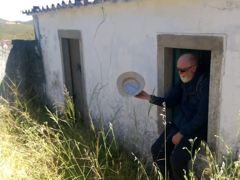 Pequena casa abandonada no trilho