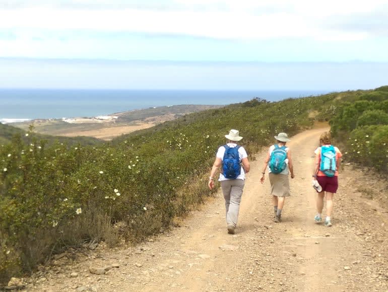 Caminhar em trilhos perto da costa vicentina