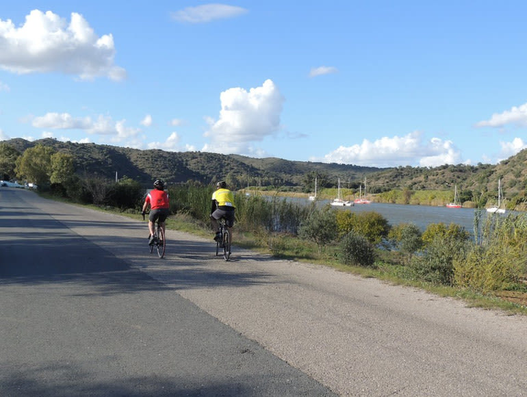Pedalando junto à fronteira de Espanha, com vista sobre Espanha e o rio Guadiana | MegaSport Travel