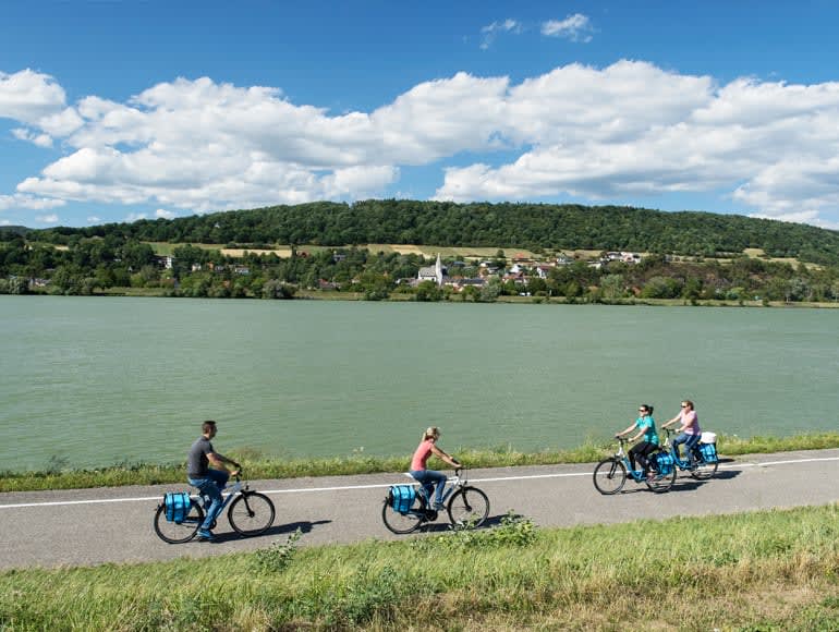 Andar de bicicleta ao pé do rio | MegaSport Travel