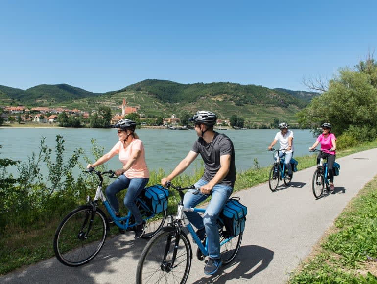 Andar de bicicleta em grupo na natureza | MegaSport Travel