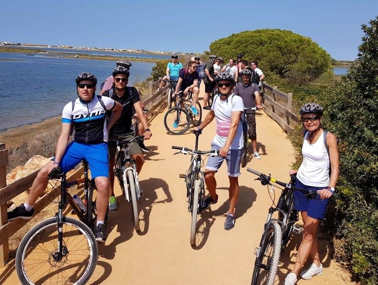 Passeio de bicicleta no Parque Natural da Ria Formosa