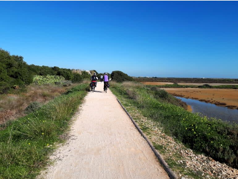 A pedalar pelo Parque Natural da Ria Formosa