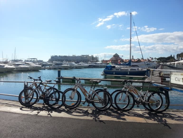 Marina de Vilamoura com bicicletas e barcos 