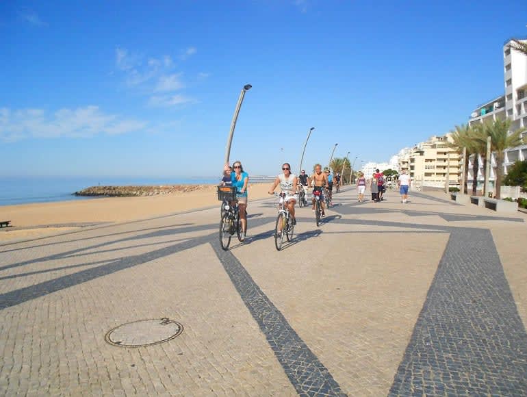 Andar de bicicleta no passadico de Vilamoura