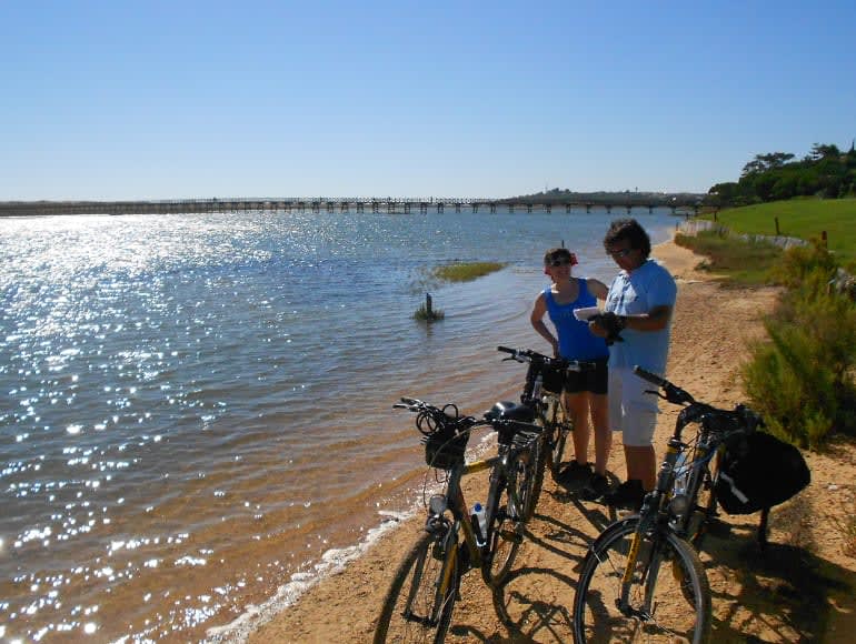 Sjöutsikt nära golfbanorna: Cykling i Algarve | MegaSport Travel