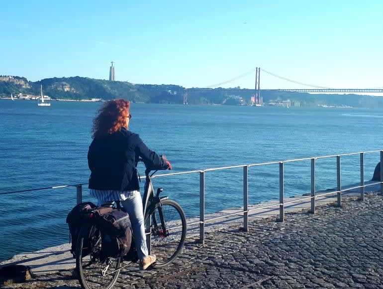 upptäck Lissabon på cykel, 25 april bridge, helgedom Kristus kungen, floden Tagus, cykel i Lissabon